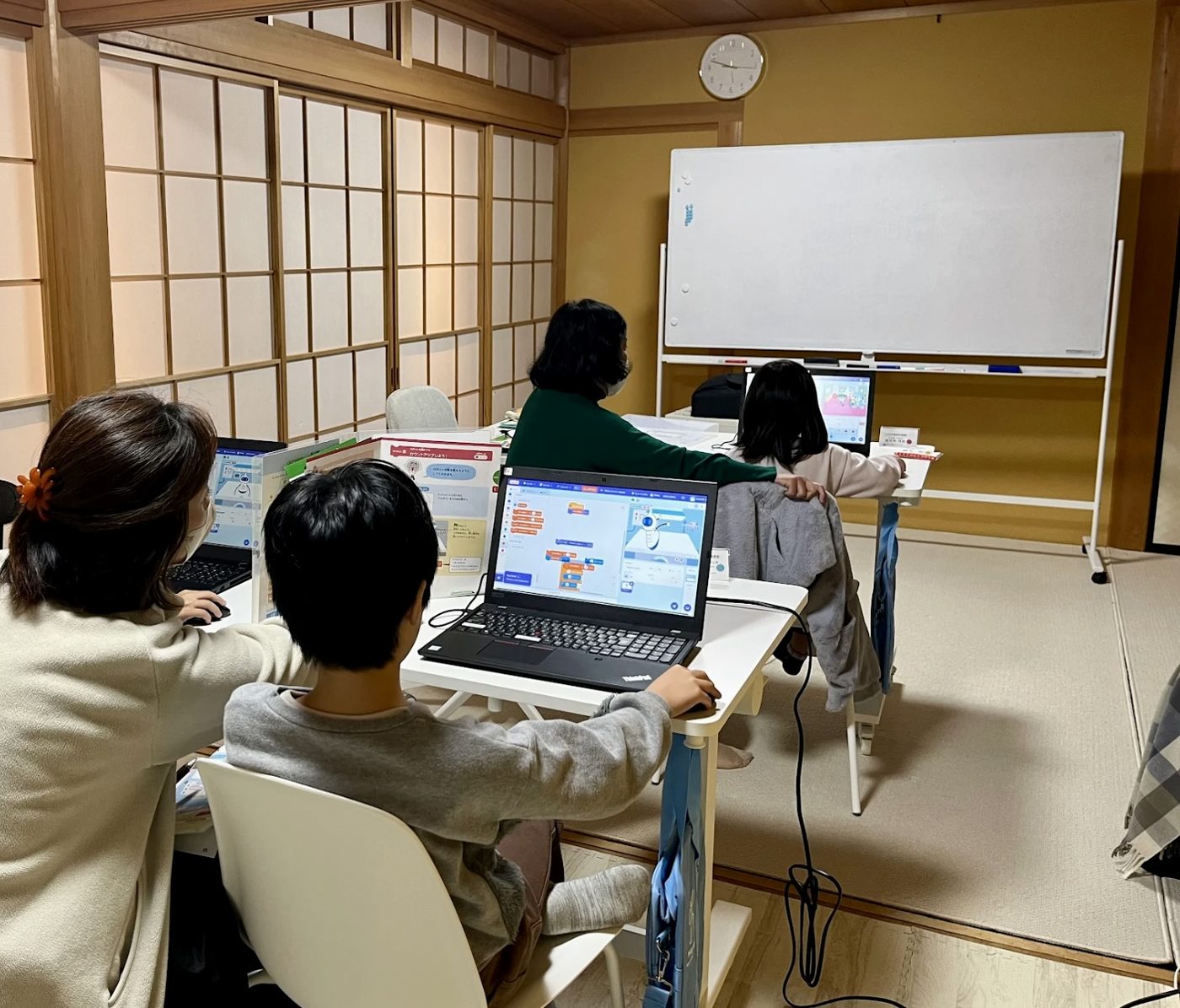 こどもプログラミング教室で学ぶ子どもたち